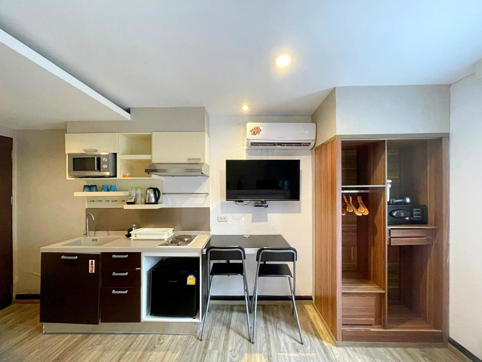 Arawana Express Phromphong Hotel Банкок Екстериор снимка