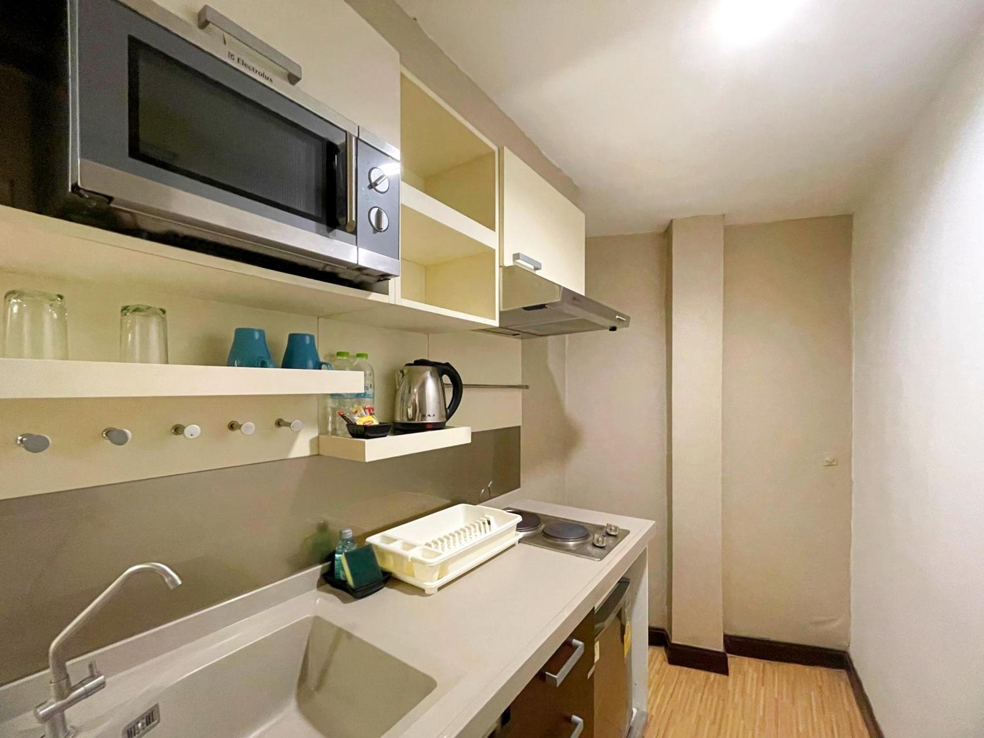 Arawana Express Phromphong Hotel Банкок Екстериор снимка