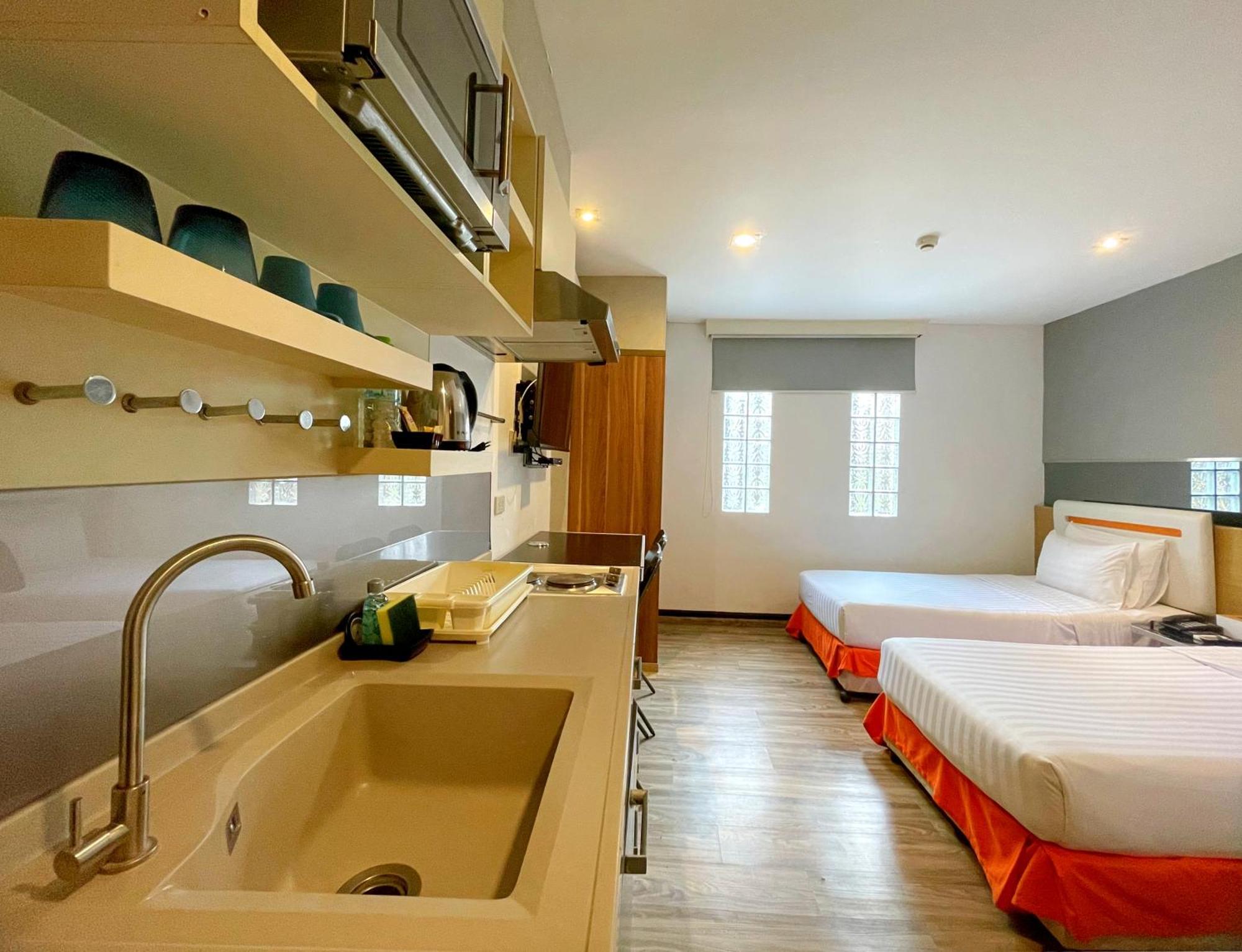Arawana Express Phromphong Hotel Банкок Екстериор снимка