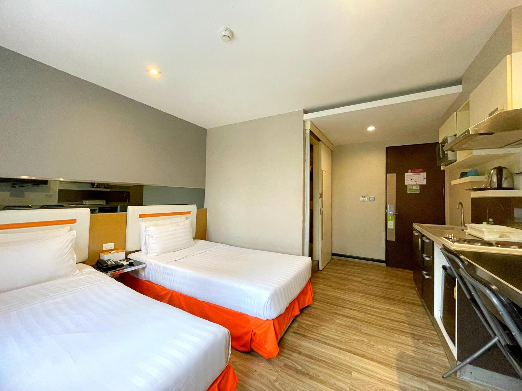 Arawana Express Phromphong Hotel Банкок Екстериор снимка