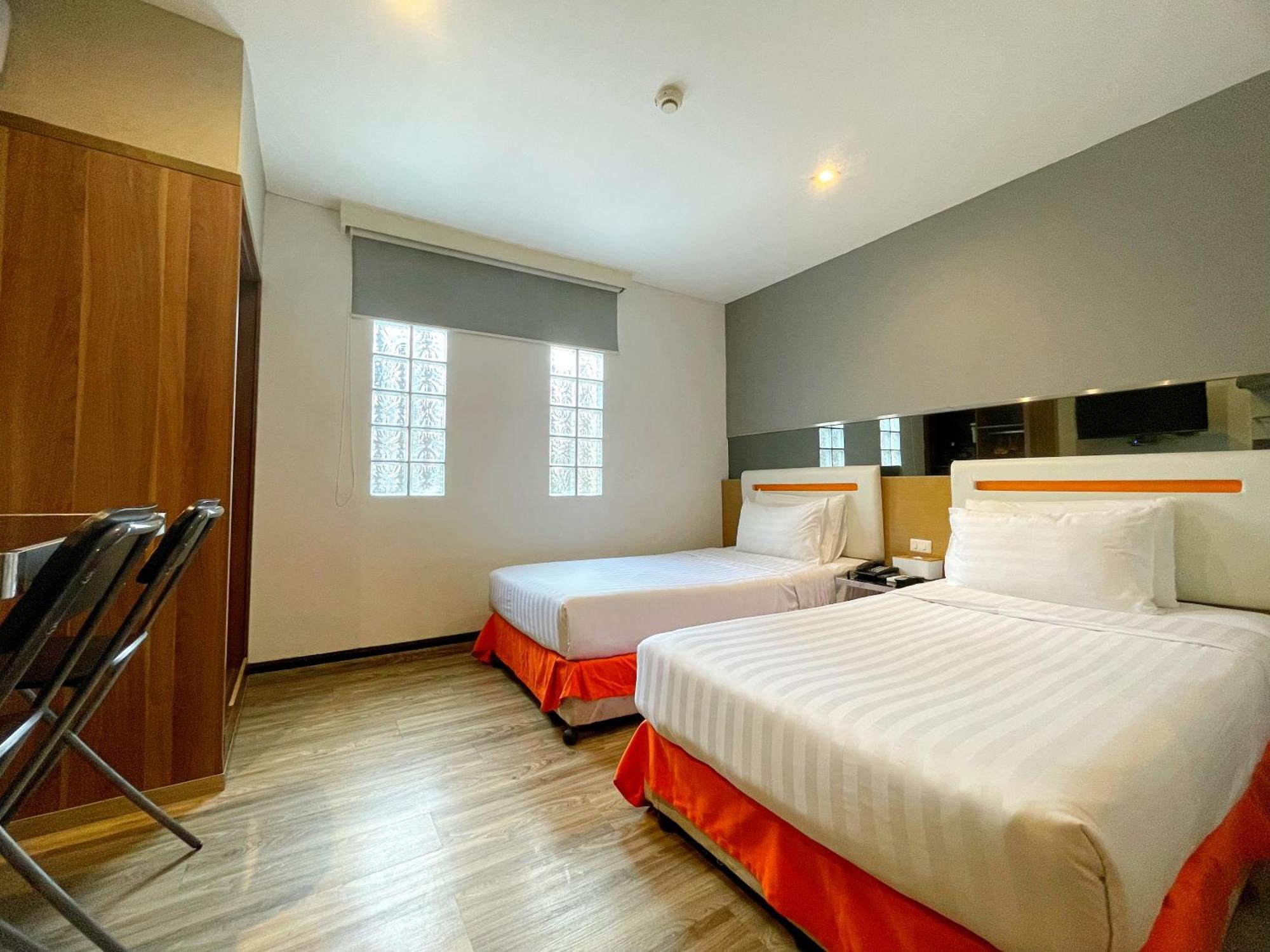 Arawana Express Phromphong Hotel Банкок Екстериор снимка