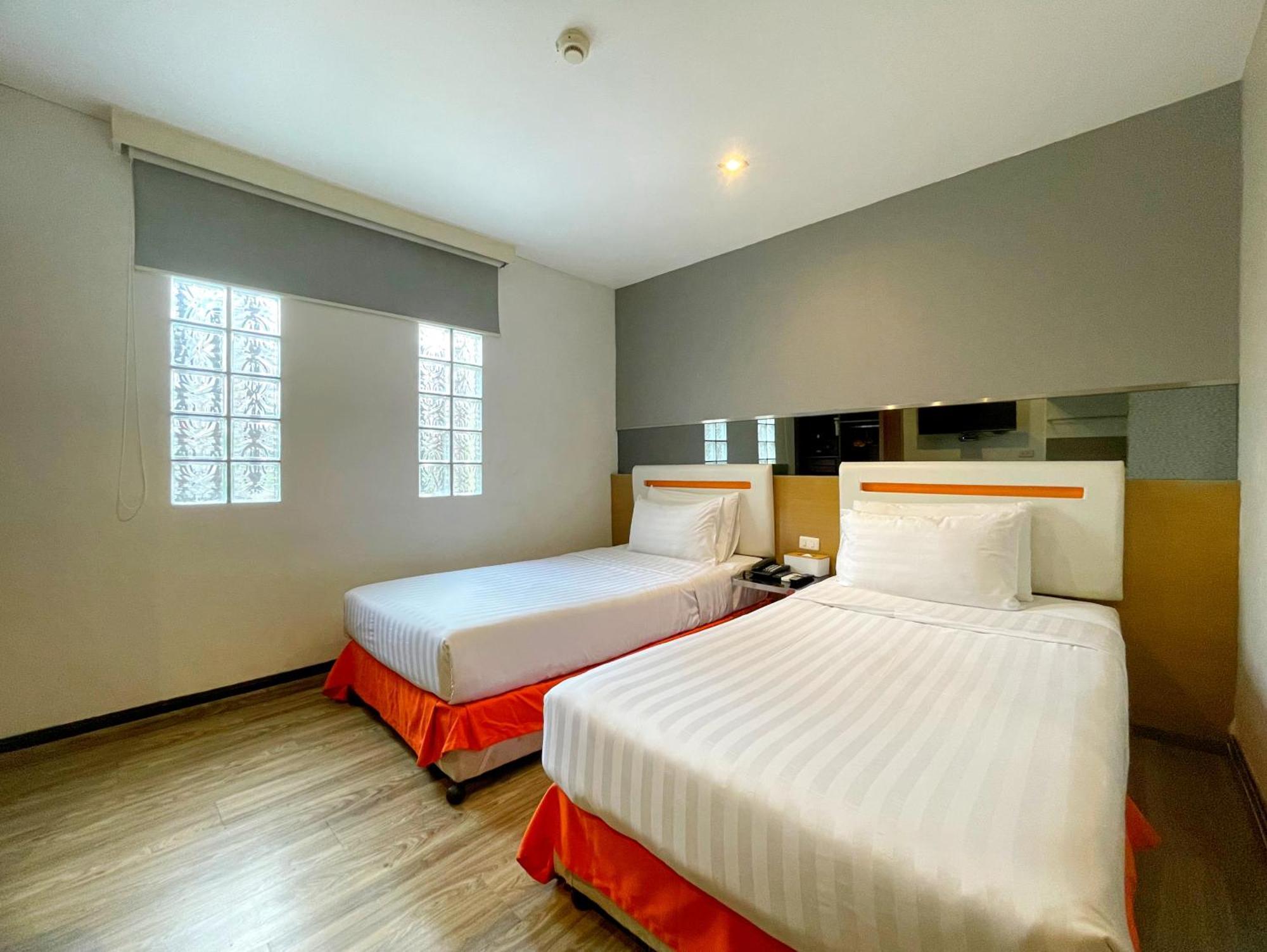 Arawana Express Phromphong Hotel Банкок Екстериор снимка
