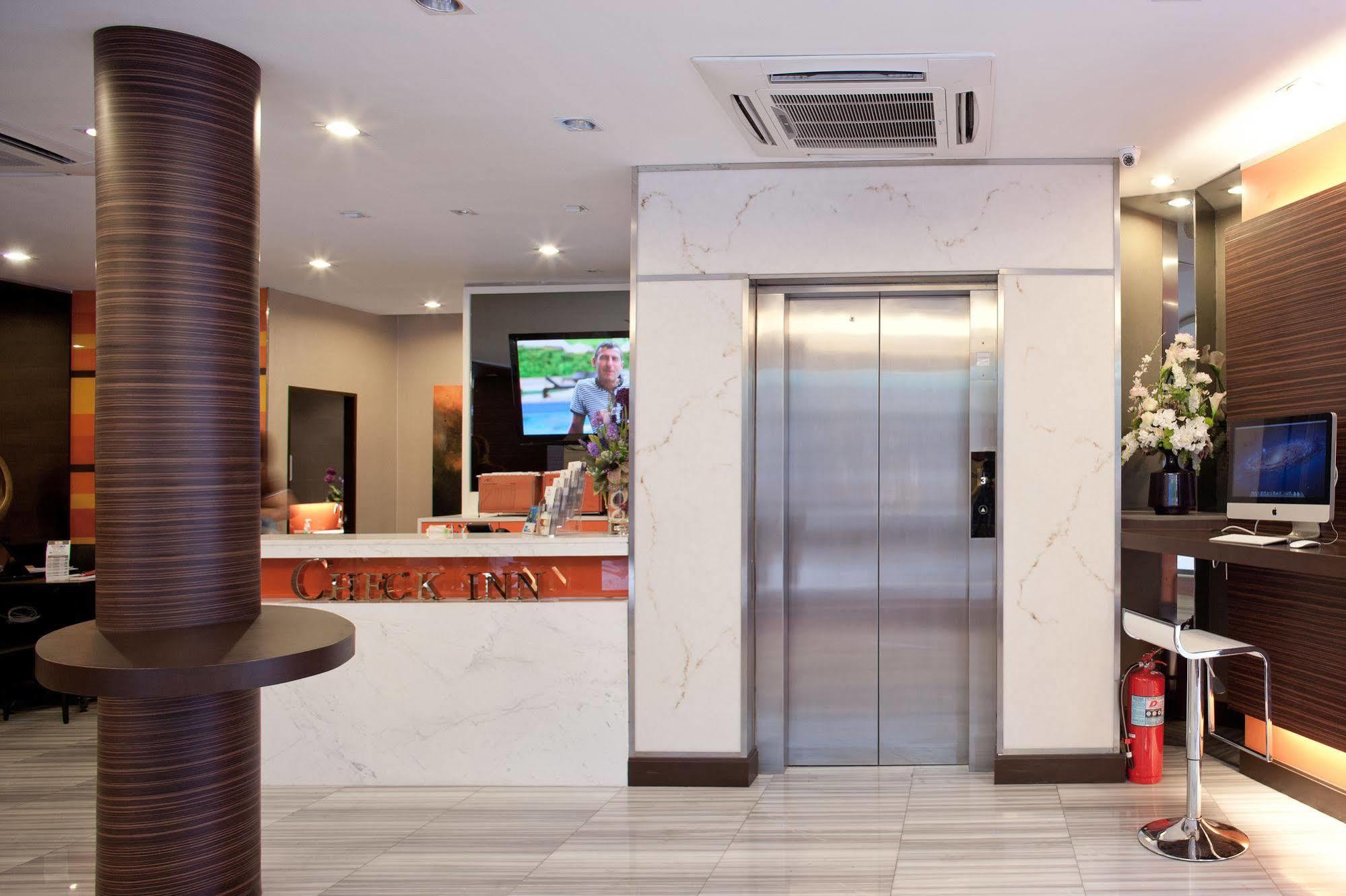 Arawana Express Phromphong Hotel Банкок Екстериор снимка