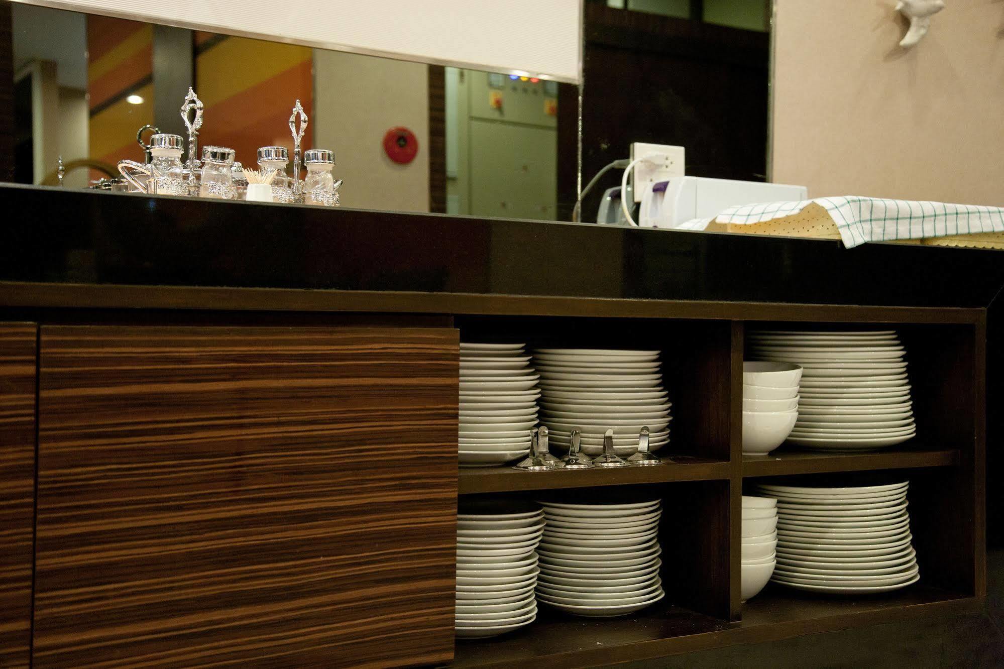 Arawana Express Phromphong Hotel Банкок Екстериор снимка