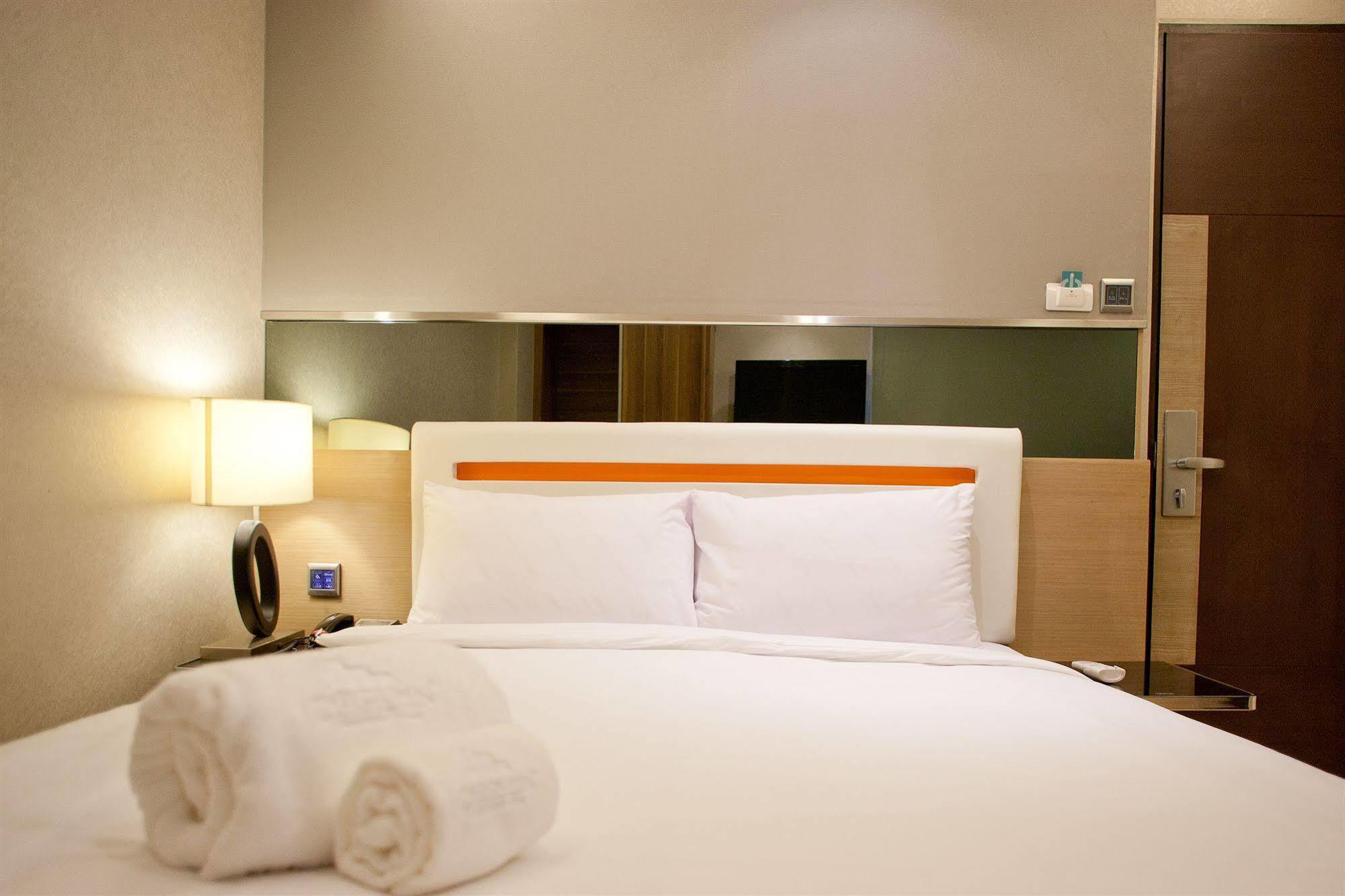 Arawana Express Phromphong Hotel Банкок Екстериор снимка