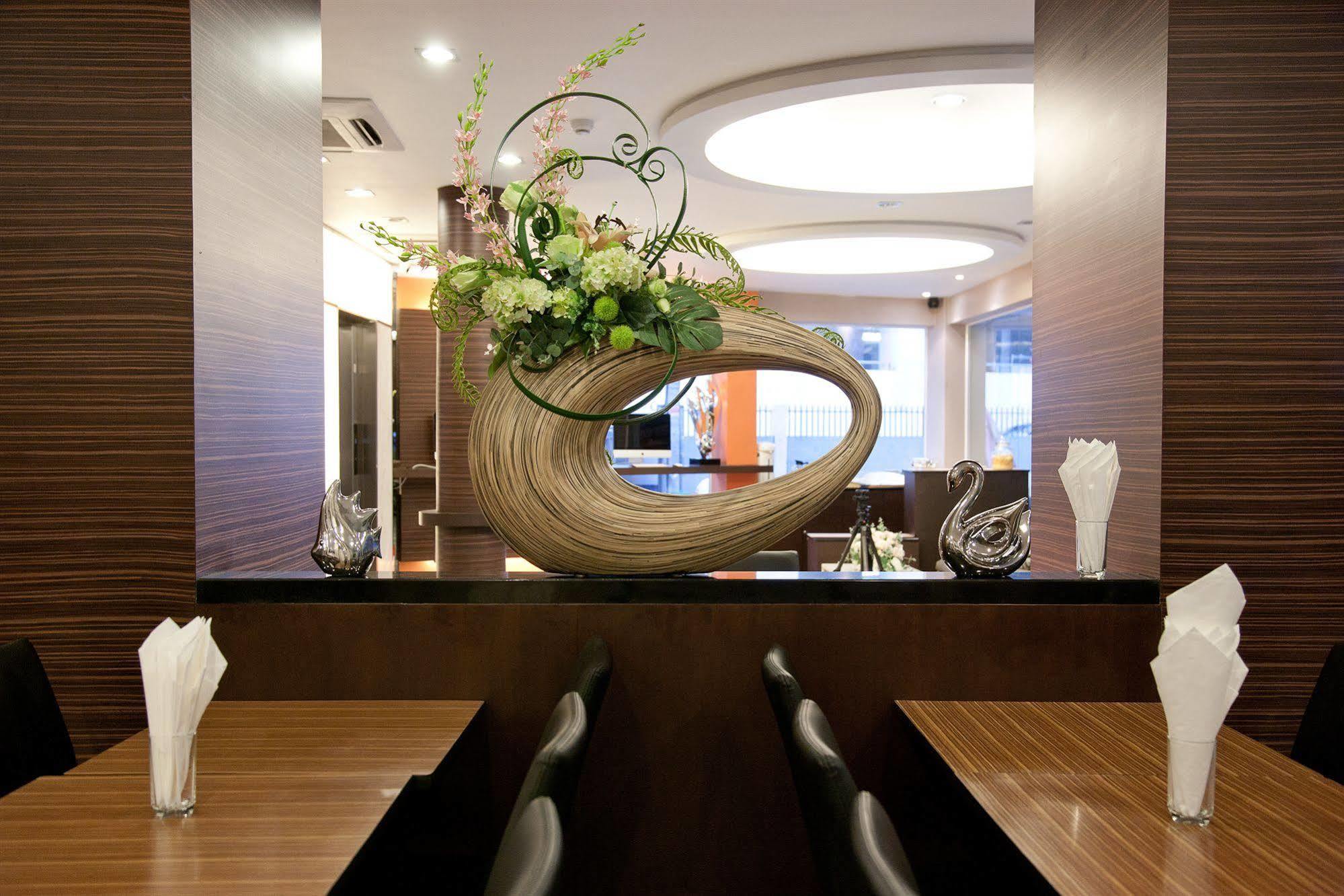 Arawana Express Phromphong Hotel Банкок Екстериор снимка