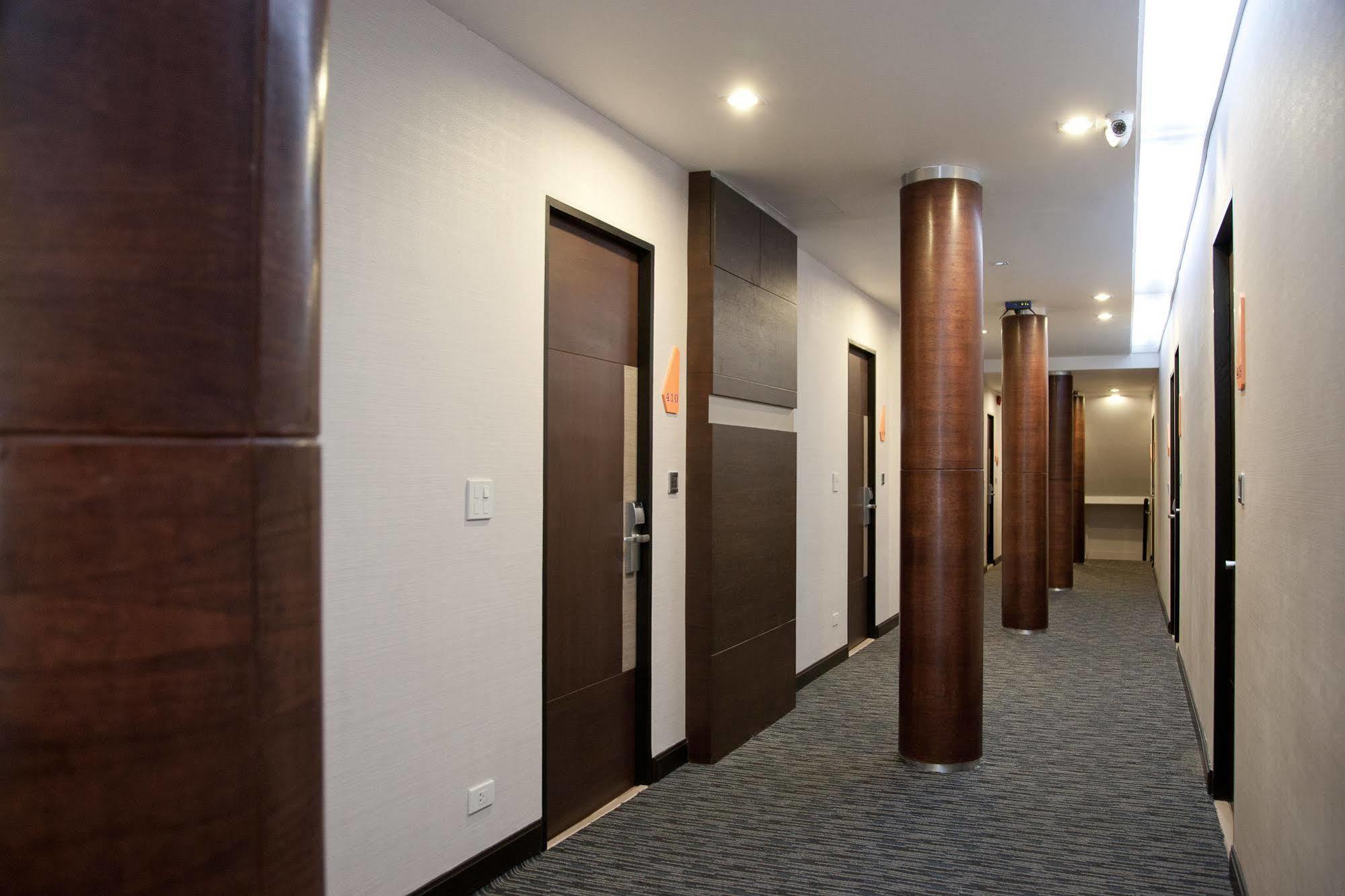 Arawana Express Phromphong Hotel Банкок Екстериор снимка
